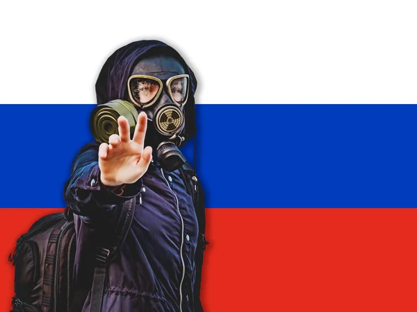 Girl in a black gas mask against the background of the flag of Russia — Stock Photo, Image