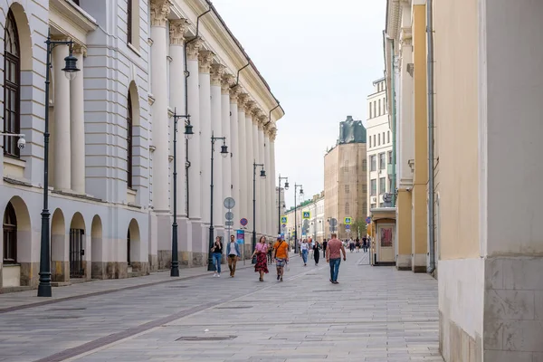 Οι άνθρωποι περπατούν στο δρόμο στο ιστορικό κέντρο της Μόσχας — Φωτογραφία Αρχείου
