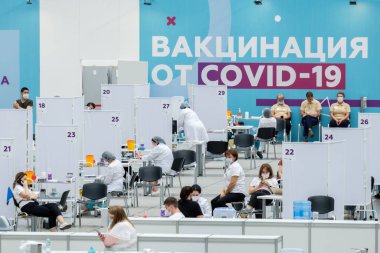Gostiny Dvor 'daki modern bir koronavirüs aşı merkezi..