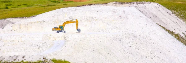 La excavadora amarilla cava tiza de piedra — Foto de Stock