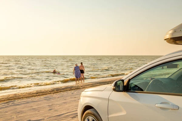 La gente llegó a la playa salvaje en coche — Foto de Stock