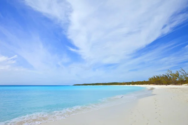 Praia tropical e pegadas — Fotografia de Stock