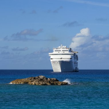 cruise gemi açıklarında demirli