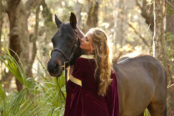 Frau im mittelalterlichen Gewand mit Pferd — Stockfoto