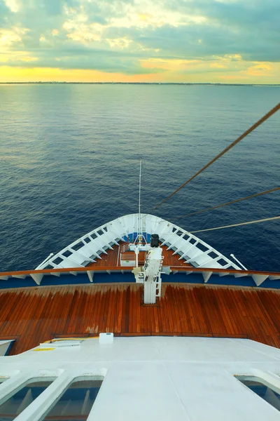 Cruising op oceaanstomer, pov van het dek — Stockfoto