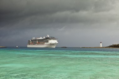 cruise gemi ve yaklaşan fırtına