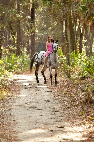 Mulher equitação bareback através de floresta — Fotografia de Stock