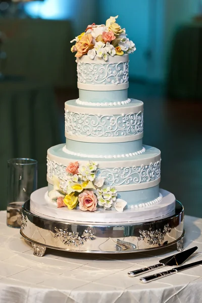 Three tiered wedding cake with candy roses — Stock Photo, Image