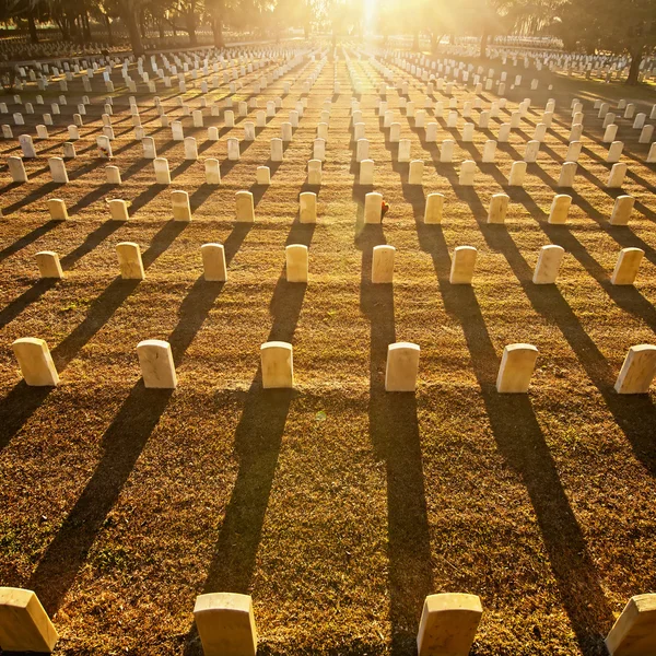 A sorok az árnyékok sírkövek — Stock Fotó