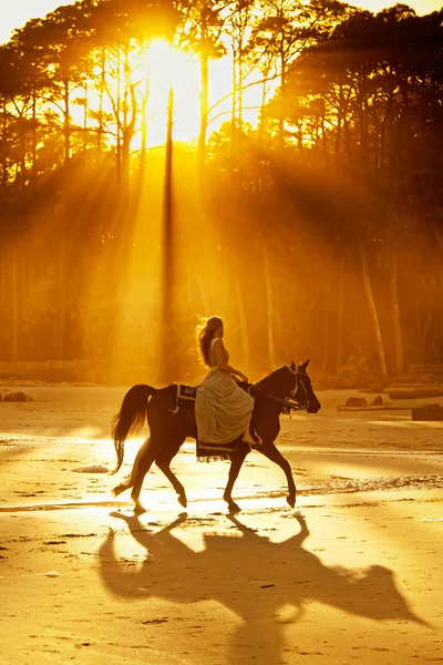 Mulher a cavalo na praia — Fotografia de Stock