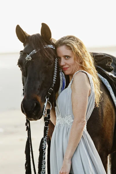 Bela mulher e cavalo árabe — Fotografia de Stock