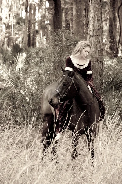 Žena ve středověkých šatech na koni — Stock fotografie