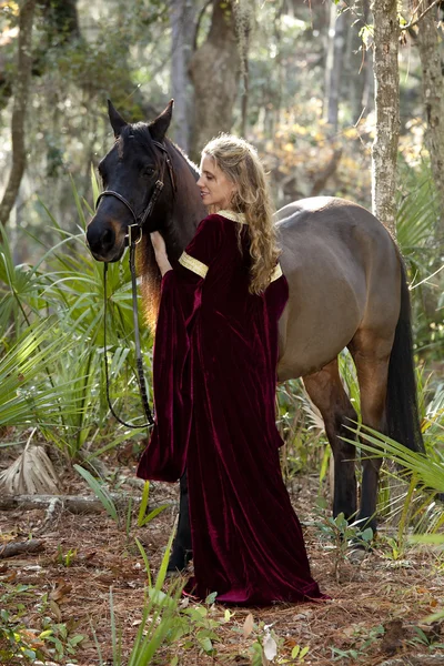 Schöne Frau in festlichem Kleid und Pferd — Stockfoto