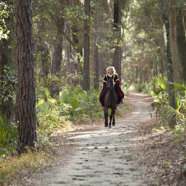 Mulher medieval em galope de cavalo — Fotografia de Stock