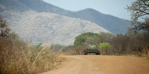 Tanque en carretera en el sur de Sudán —  Fotos de Stock