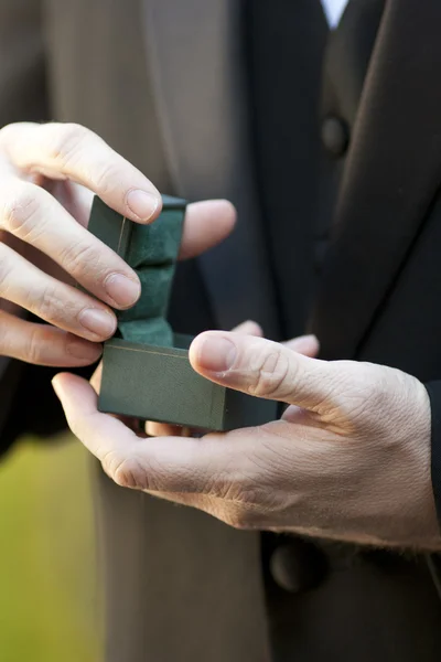 Zeiger öffnen Ringbox — Stockfoto