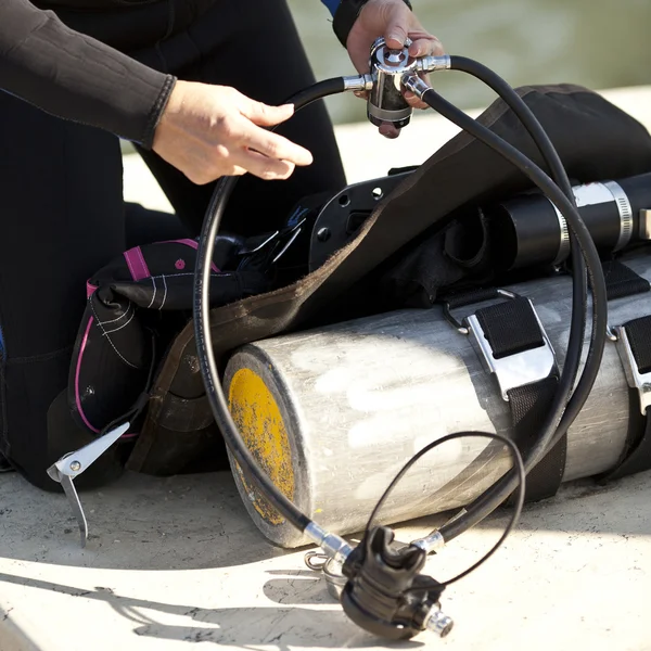 Preparing scuba gear for use — Stock Photo, Image