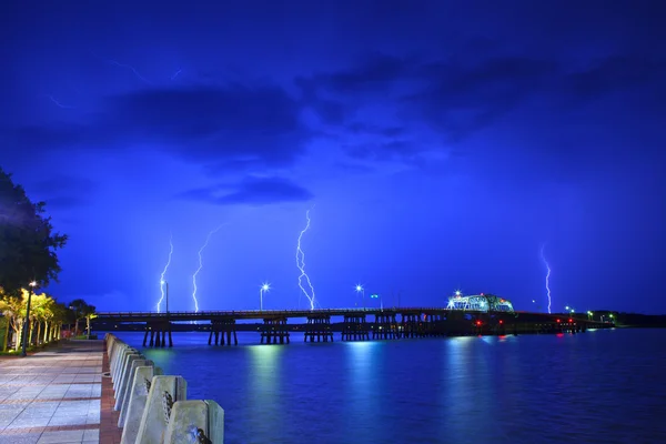 Lightning over waterfront — Stock Photo, Image