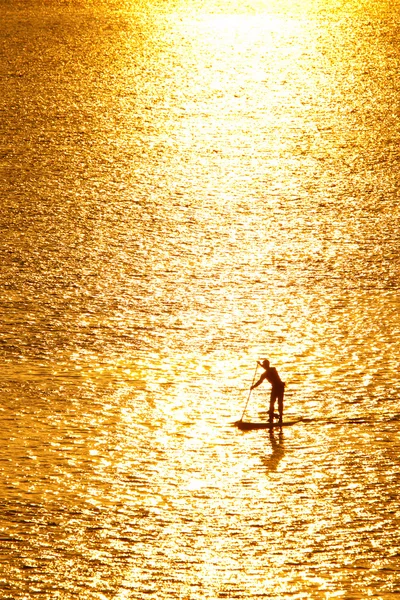 Paddleboarding in sunset — Stock Photo, Image