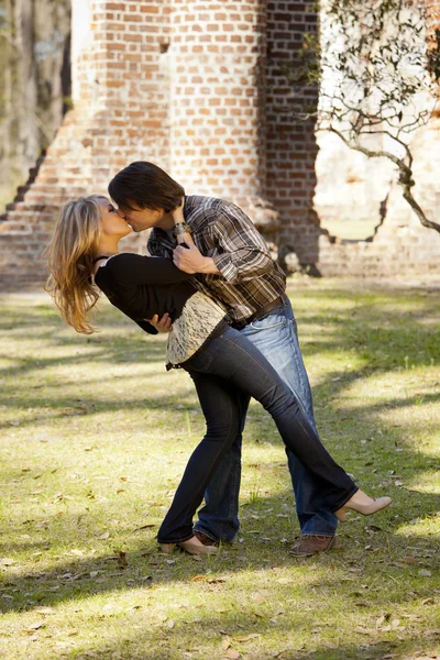 Pareja besándose en un dip — Foto de Stock