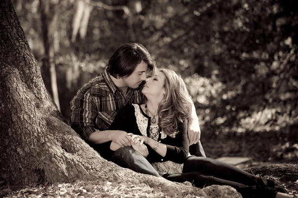 Hermosa pareja besándose — Foto de Stock