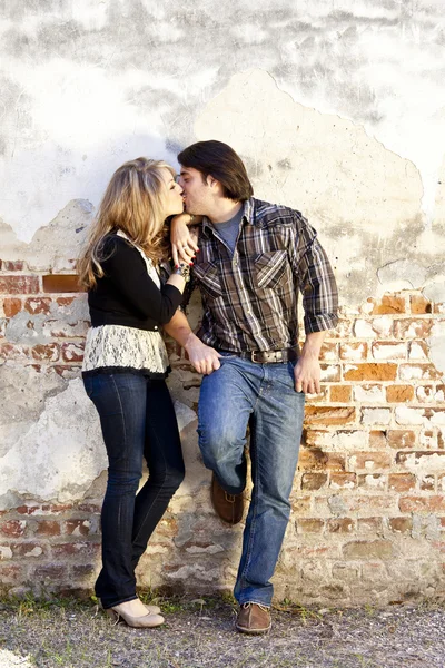 Çift öpüşme, metin için yer — Stok fotoğraf