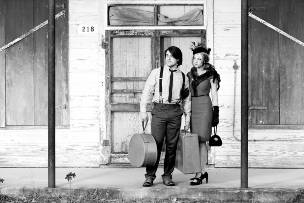 Пара в ожидании автобуса, одежда 1940-х годов — стоковое фото