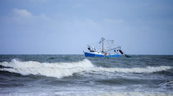 Crevettiers en mer agitée — Photo