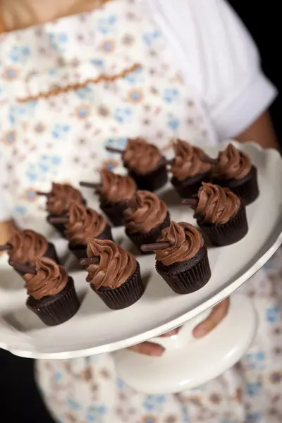 Tallrik med cupcakes som serveras — Stockfoto