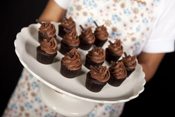 Tallrik med cupcakes som serveras — Stockfoto