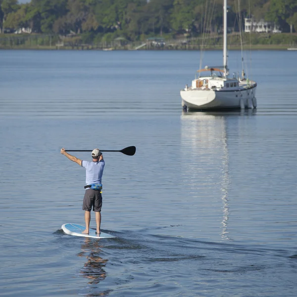 Homem paddleboarding — Fotografia de Stock