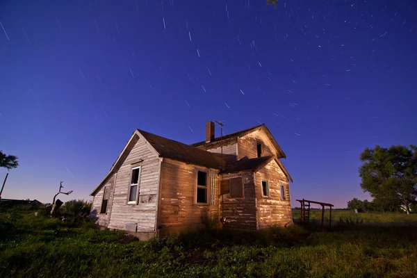 Granja abandonada por la noche —  Fotos de Stock