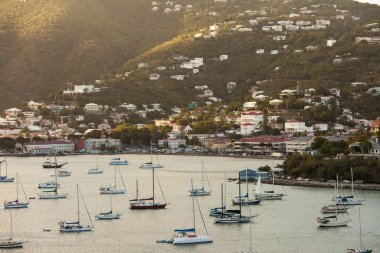 Charlotte Amalie ve liman
