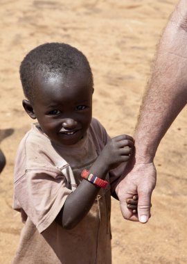 Afrikalı Çocuk yardım işçi en el tutar