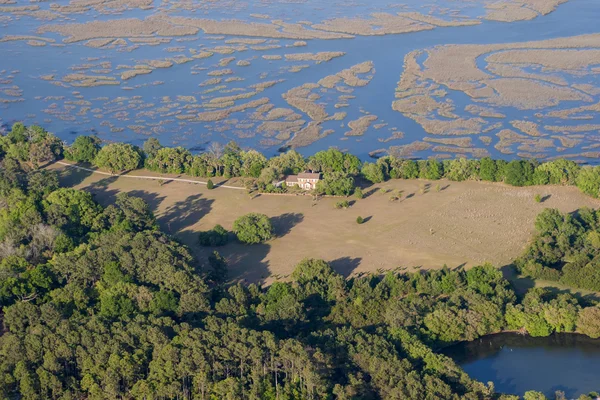 Vista aerea della casa sul lungomare — Foto Stock