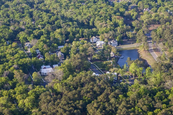 Luchtfoto wijk met vijver — Stockfoto