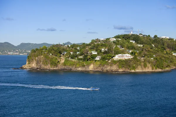 Schnellboot und Häuser am Wasser, St. Lucia — Stockfoto