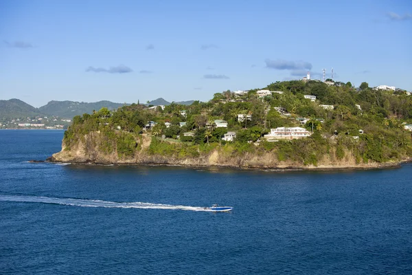 Sürat teknesi ve sahil evleri, Saint Lucia — Stok fotoğraf