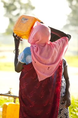 Güney Sudan kadın içme
