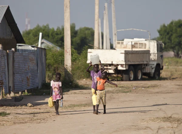 Kinder, die Wasser tragen, Südsudan — Stockfoto