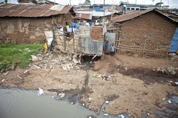 Kinder und schmutziges Wasser, kibera kenya — Stockfoto