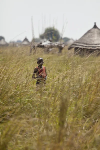 Einsamer Junge im Gras in Südsudan — Stockfoto