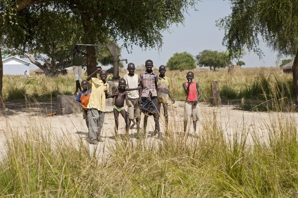 孩子们和水井，非洲 — 图库照片