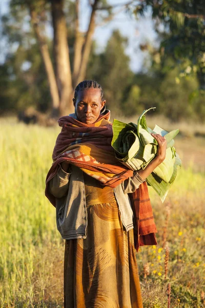 Ethiopian woman with banana leaves — Stock Photo, Image