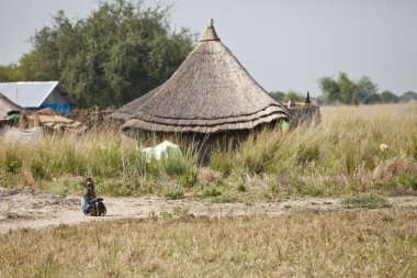 küçük kız ve Güney Sudan kulübede