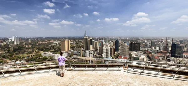 Mulher olhando sobre Nairobi — Fotografia de Stock