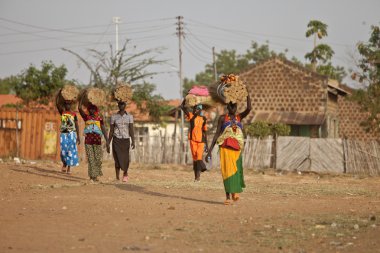 yükler, Güney Sudan taşıyan kadınlar