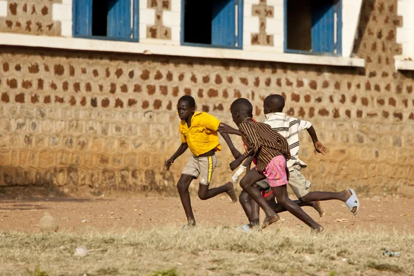 Ragazzi che giocano a calcio, Sud Sudan — Foto Stock