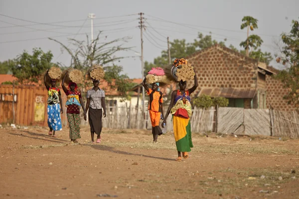 Frauen, die Lasten tragen, Südsudan — Stockfoto