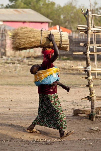 Mulher carregando carga, Sudão do Sul — Fotografia de Stock